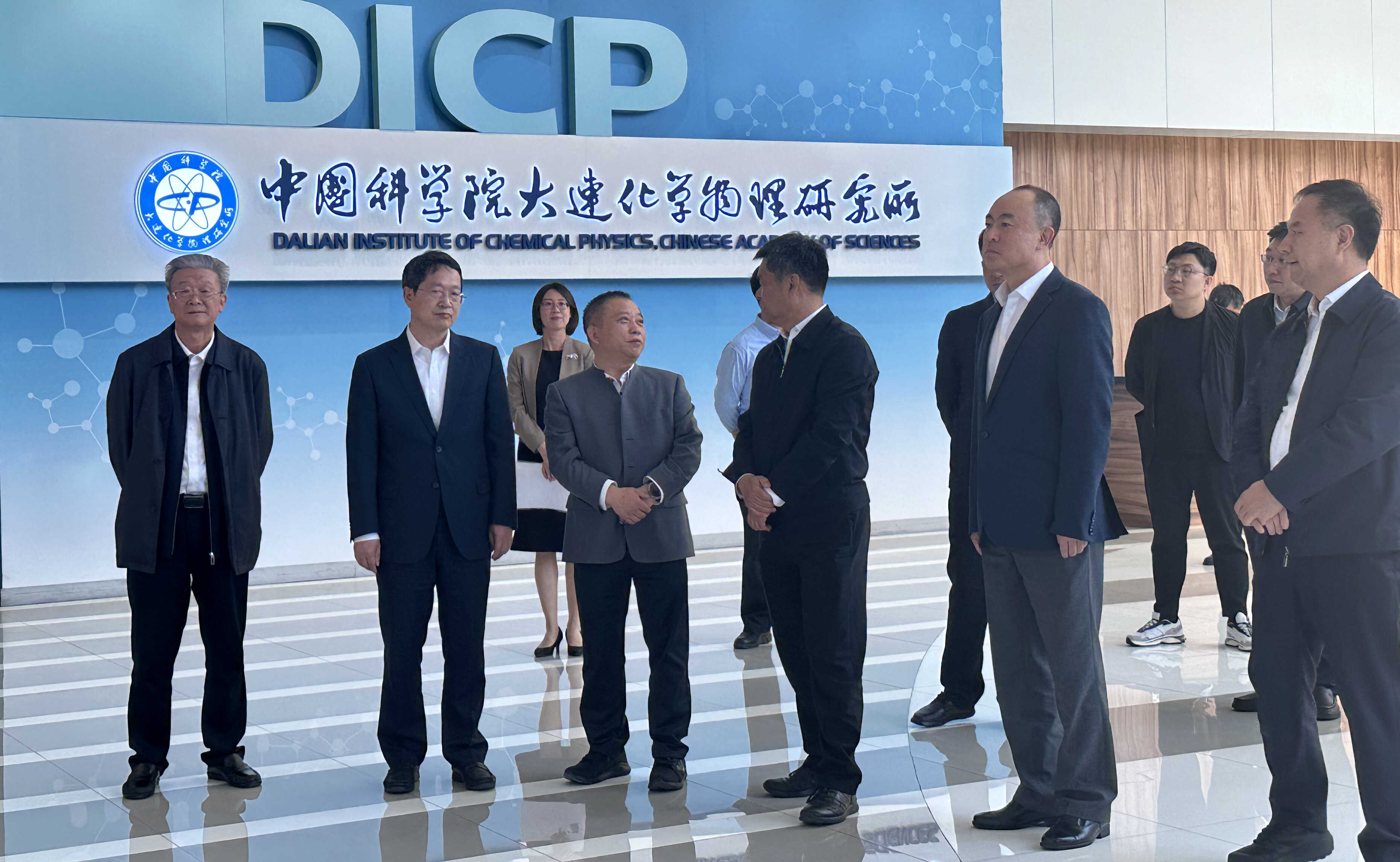 人力資源和社會保障部黨組成員、副部長吳秀章來大連化物所調研