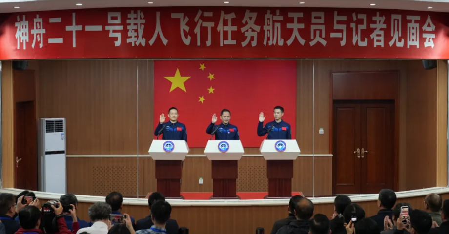 神舟二十一號航天員乘組亮相，大連化物所張洪章研究員出征！